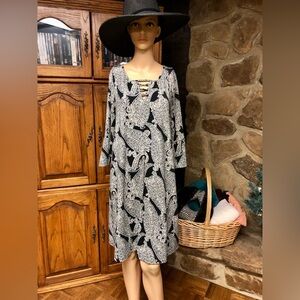 NEW DIRECTIONS Black / White / Beige Paisley Print Dress - Size Small